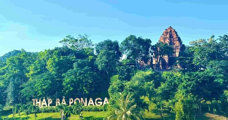 Panneau d'entrée du site Thap Ba Ponagar avec la tour principale en arrière-plan