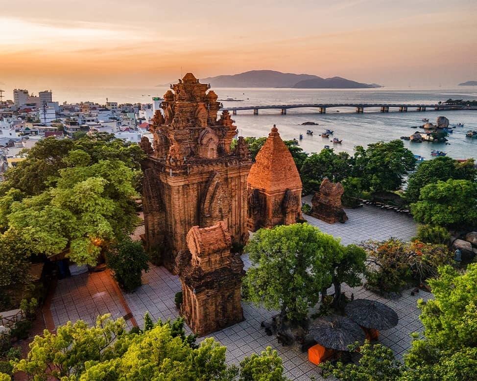 Tours Po Nagar au coucher du soleil avec vue sur la baie de Nha Trang