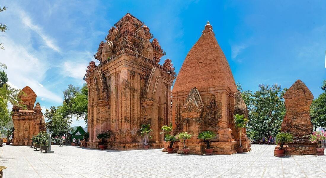 Vue d'ensemble des tours Po Nagar à Nha Trang, complexe cham en briques rouges