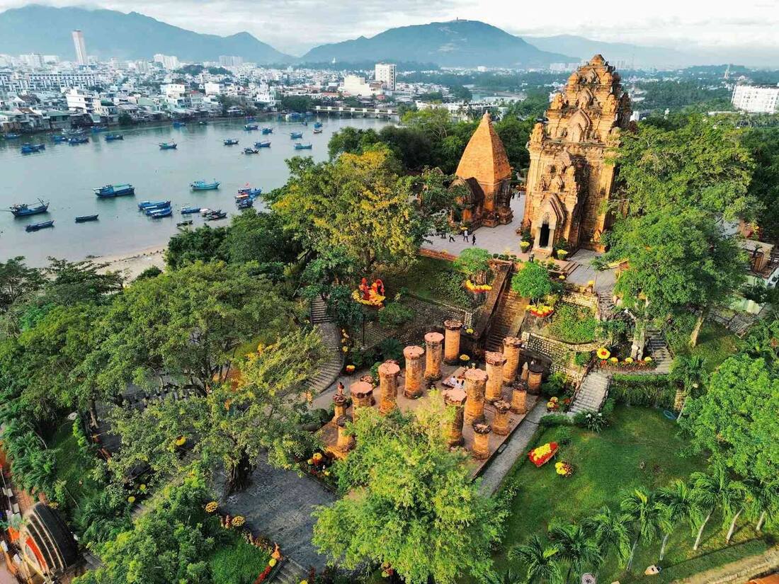 Vue aérienne des tours Po Nagar surplombant la rivière Cai à Nha Trang