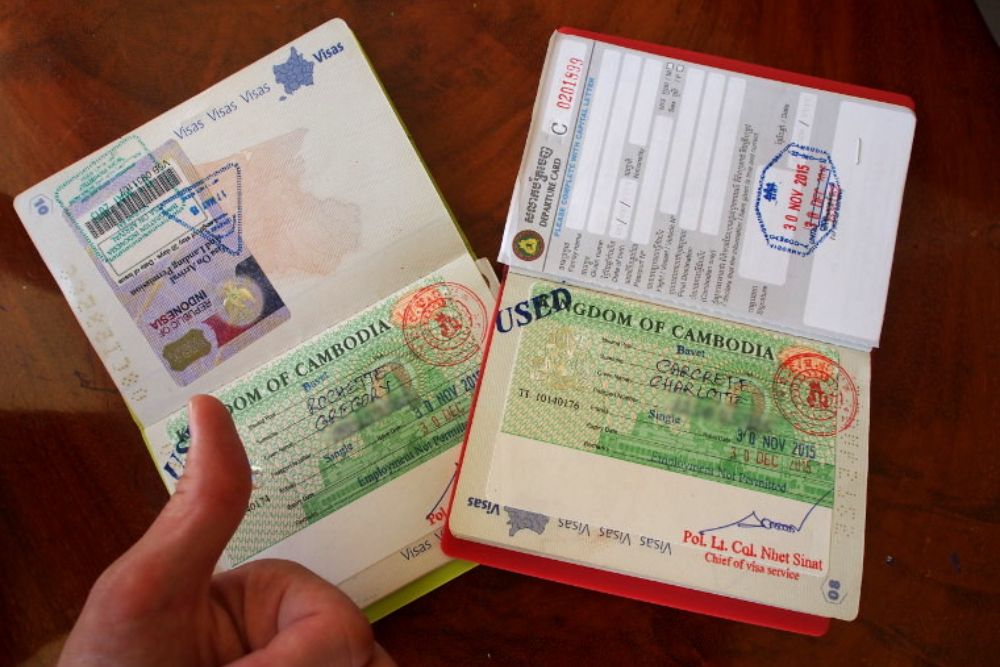 Passeports avec visas et tampons d'entrée pour le Cambodge