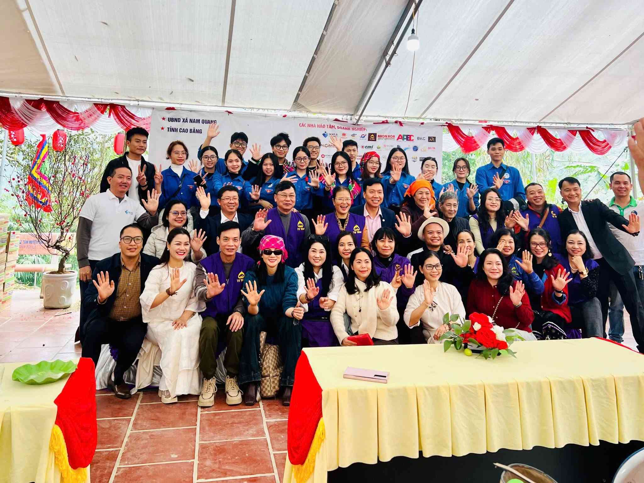 Photo de groupe lors de la cérémonie d'inauguration de la pagode Tong Phuon, commune de Nam Quang, province de Cao Bang