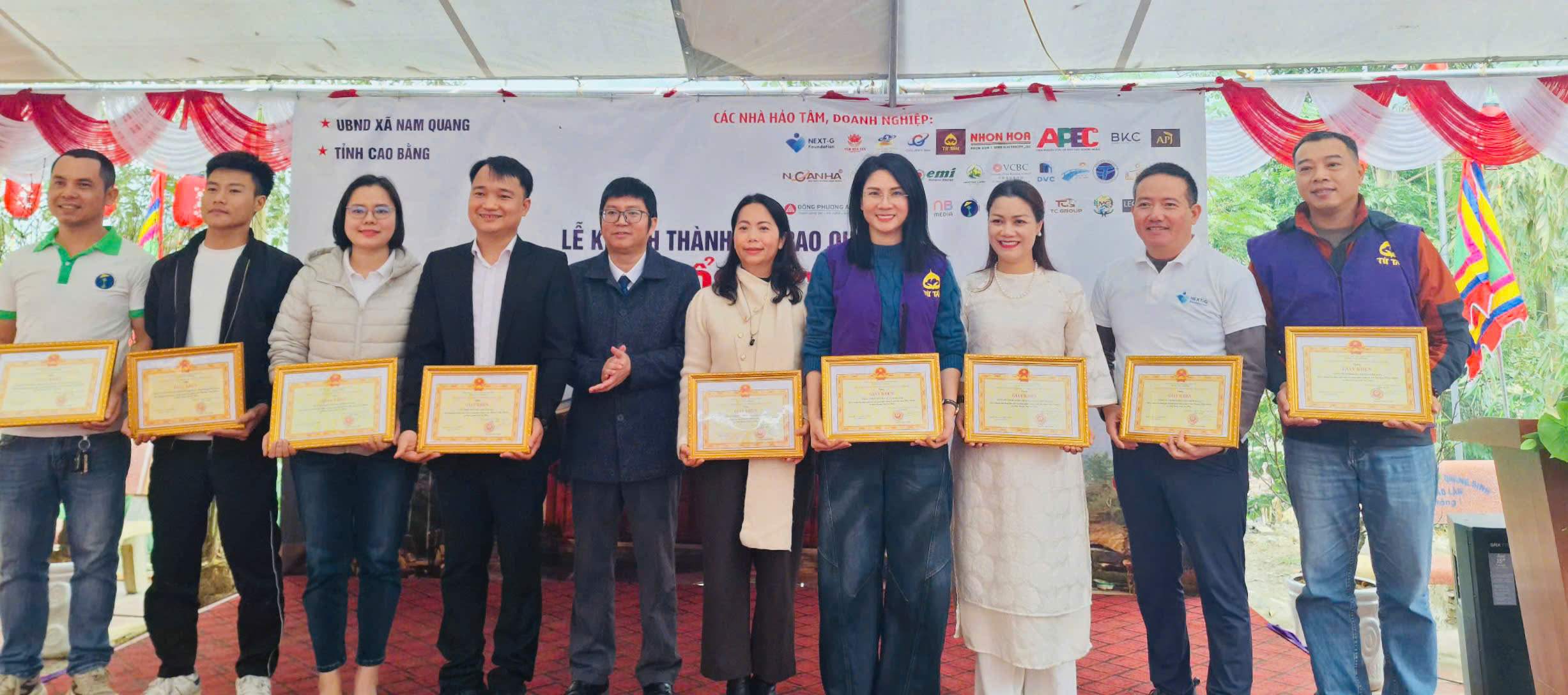 Remise de certificats de reconnaissance aux sponsors lors de l'inauguration de la pagode Tong Phuon, Nam Quang, Cao Bang