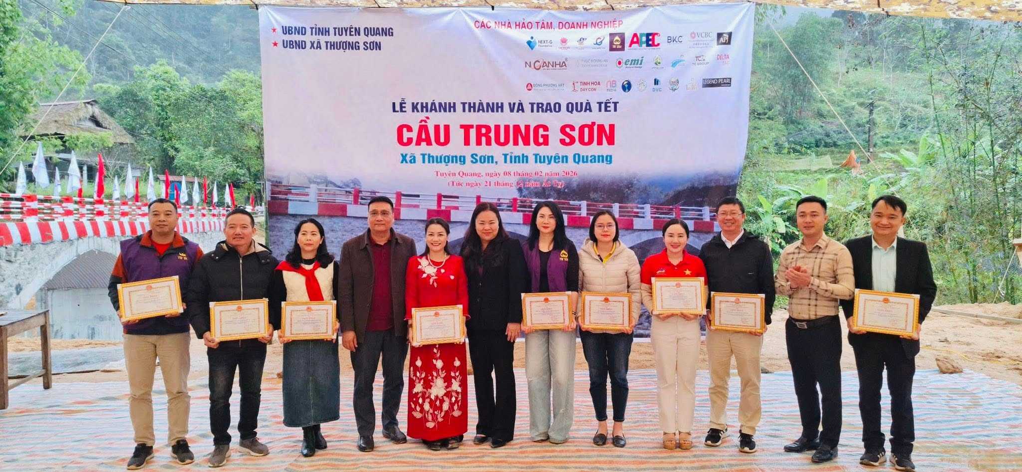 Remise de certificats de reconnaissance aux sponsors lors de l'inauguration du pont Trung Son, commune de Thuong Son, Tuyen Quang