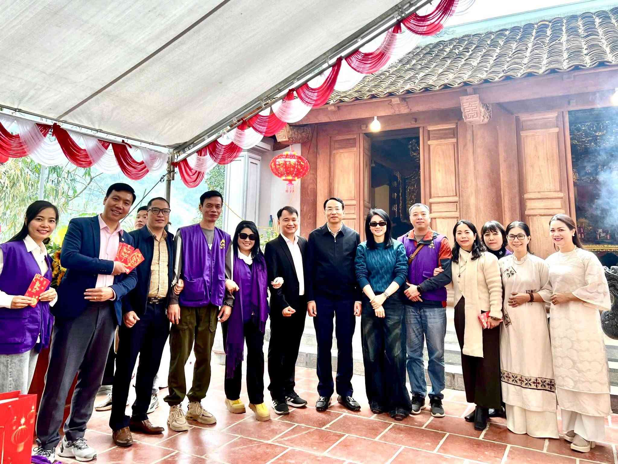 Délégation devant l'entrée de la pagode Tong Phuon, nouvellement inaugurée à Nam Quang, Cao Bang