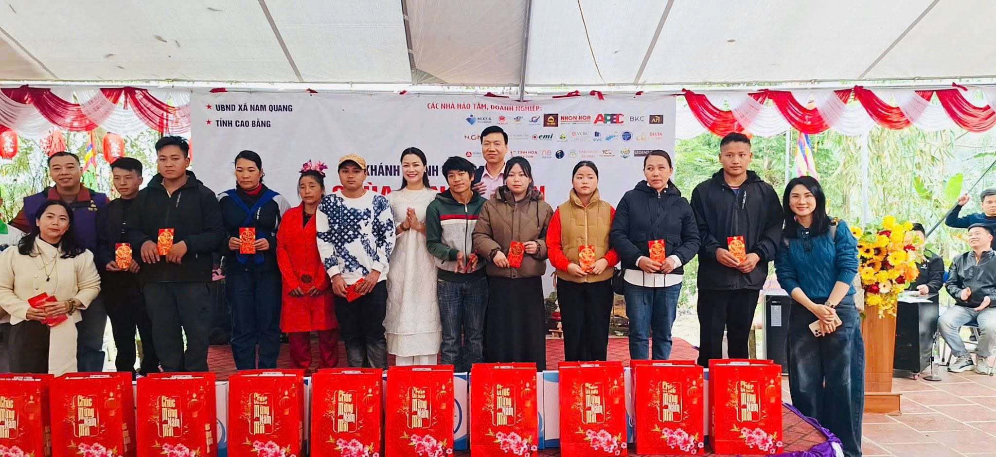 Distribution de cadeaux du Tet aux familles en difficulté de la commune de Nam Quang, Cao Bang