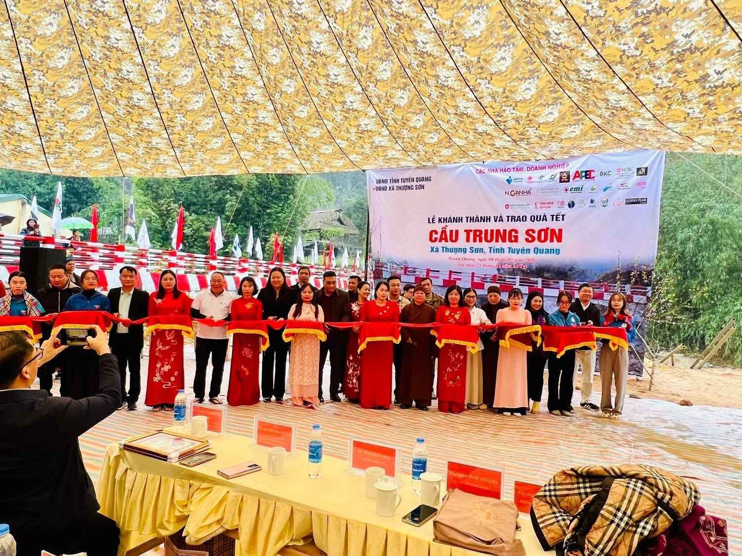 Cérémonie de coupe du ruban lors de l'inauguration du pont Trung Son, Thuong Son, Tuyen Quang