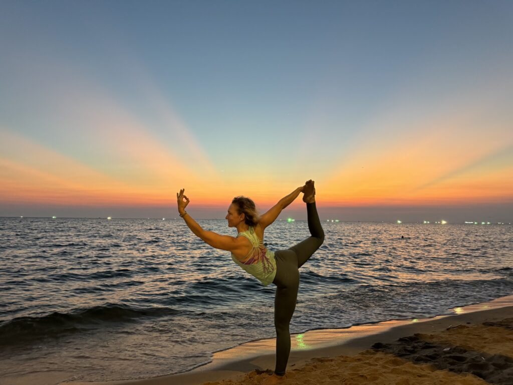 Séance de yoga au coucher du soleil sur une plage de Phu Quoc, au Vietnam