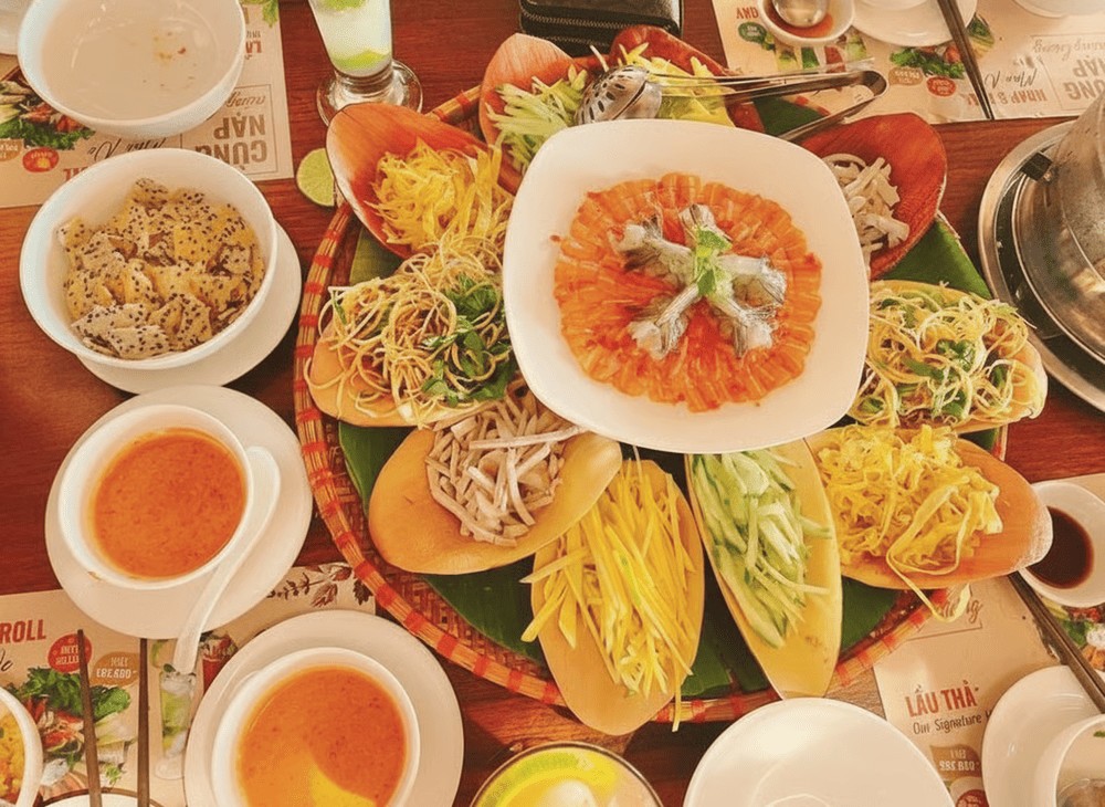 Le lau tha mêle poisson mariné, herbes fraîches, fruits croquants et sauce relevée, spécialité de Phan Thiet