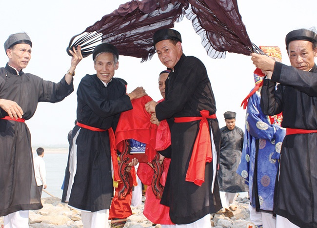 Cérémonie traditionnelle d'offrandes lors d'une fête de village au Vietnam