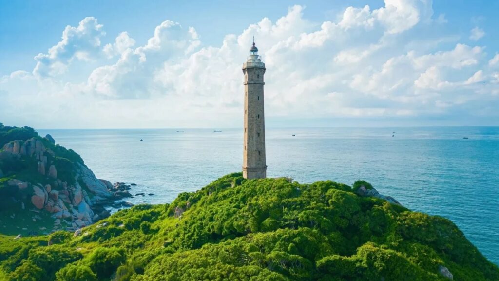 Vue aérienne du phare de Ke Ga dressé sur son îlot rocheux face à la mer