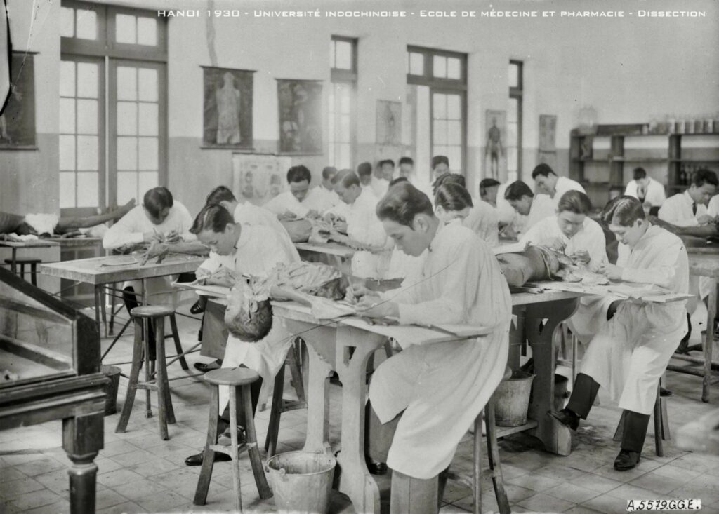 Seziersaal der Medizinschule von Indochina in Hanoi im Jahr 1930