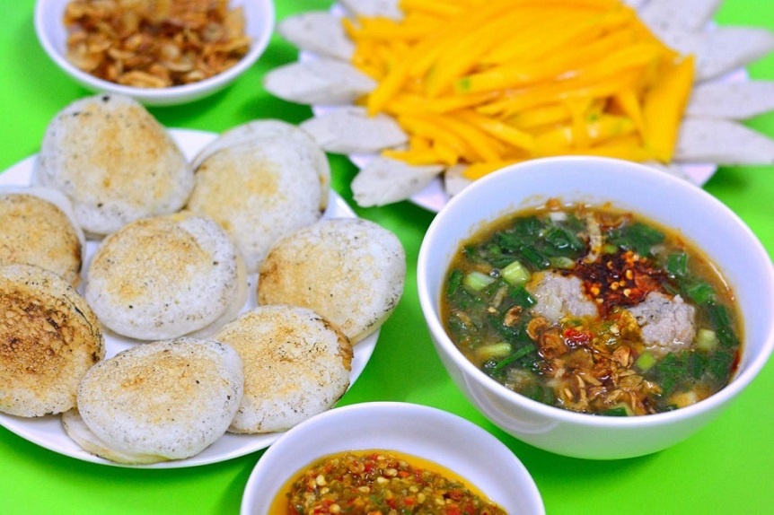 Banh can servis avec sauce et mangue verte râpée à Phan Thiet