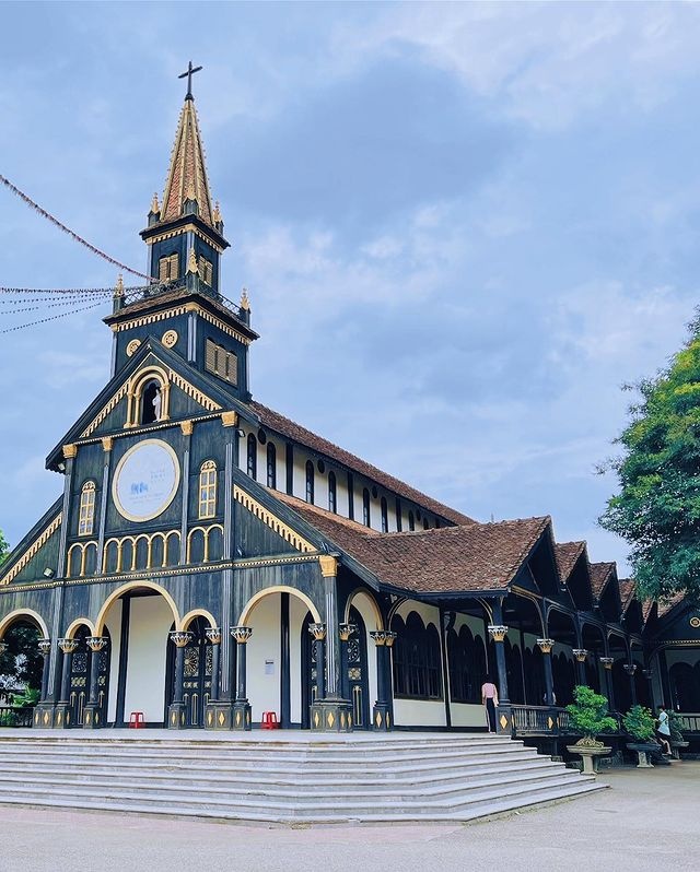 Porte en bois sculptée de l'église en bois de Kon Tum