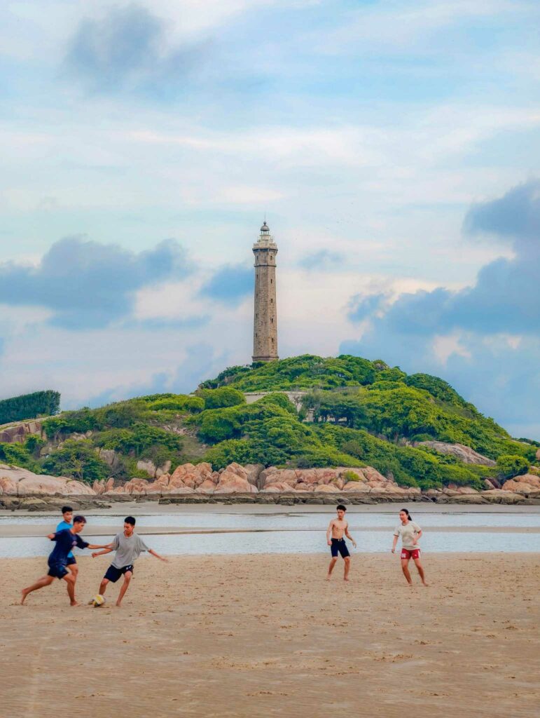 Le phare de Ke Ga vu depuis la plage du continent, à marée basse