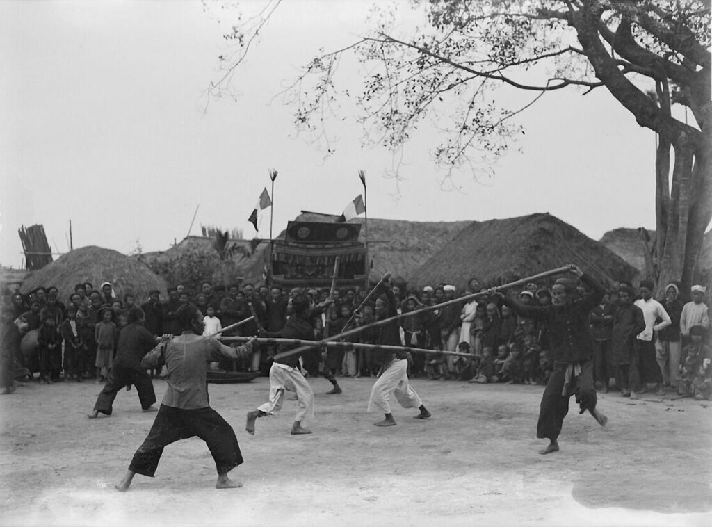 Démonstration de combat au bâton lors d'une fête de village au Vietnam