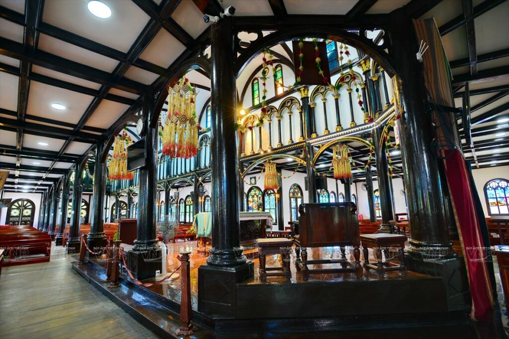 Nef et charpente en bois de l'église de Kon Tum