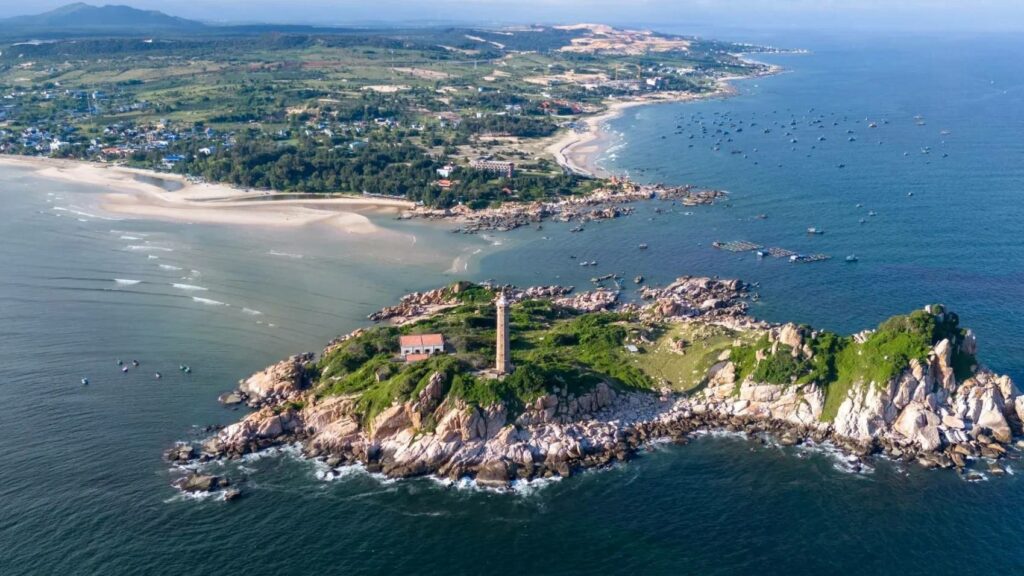Vue aérienne du phare de Ke Ga et du banc de sable exposé à marée basse