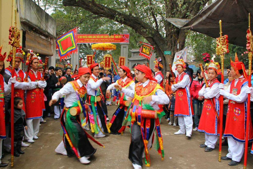 Danse traditionnelle en costumes colorés lors de la fête du village de Trieu Khuc