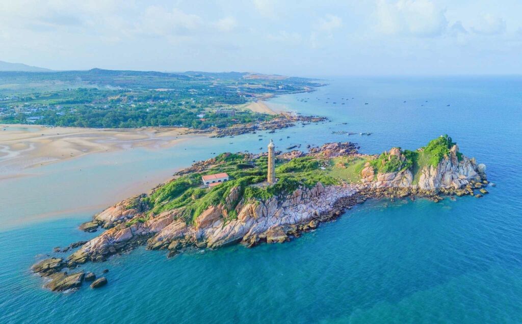 Vue aérienne générale du cap et de l'îlot du phare de Ke Ga