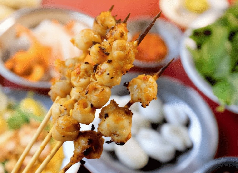 Brochettes de rang muc nuong grillées, spécialité de rue de Phan Thiet