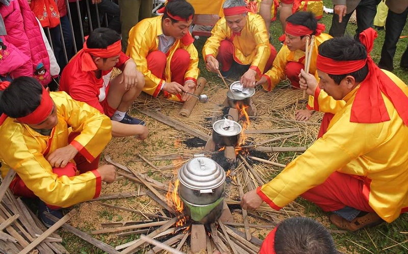 Concours de cuisson du riz lors d'une fête de village au Vietnam