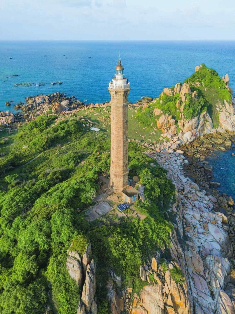 Vue aérienne rapprochée de la tour du phare de Ke Ga