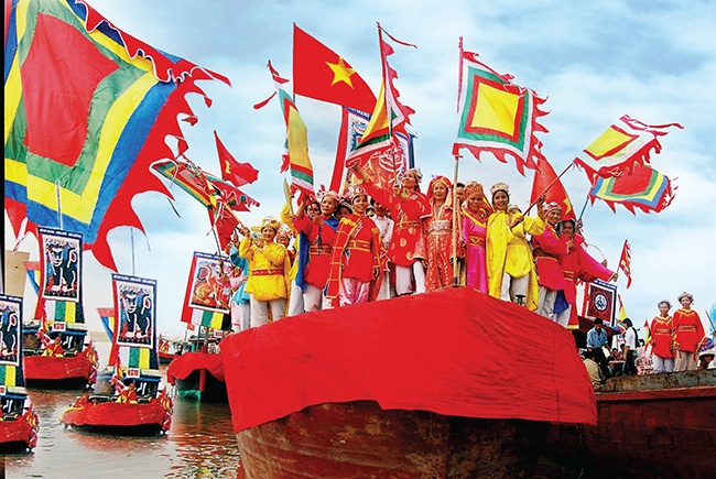 Course de bateaux traditionnels lors d'une fête de village au Vietnam