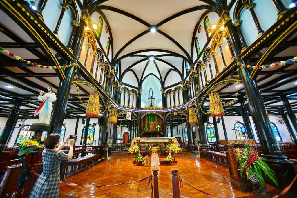Sanctuaire de l'église en bois de Kon Tum avec statue de la Vierge Marie