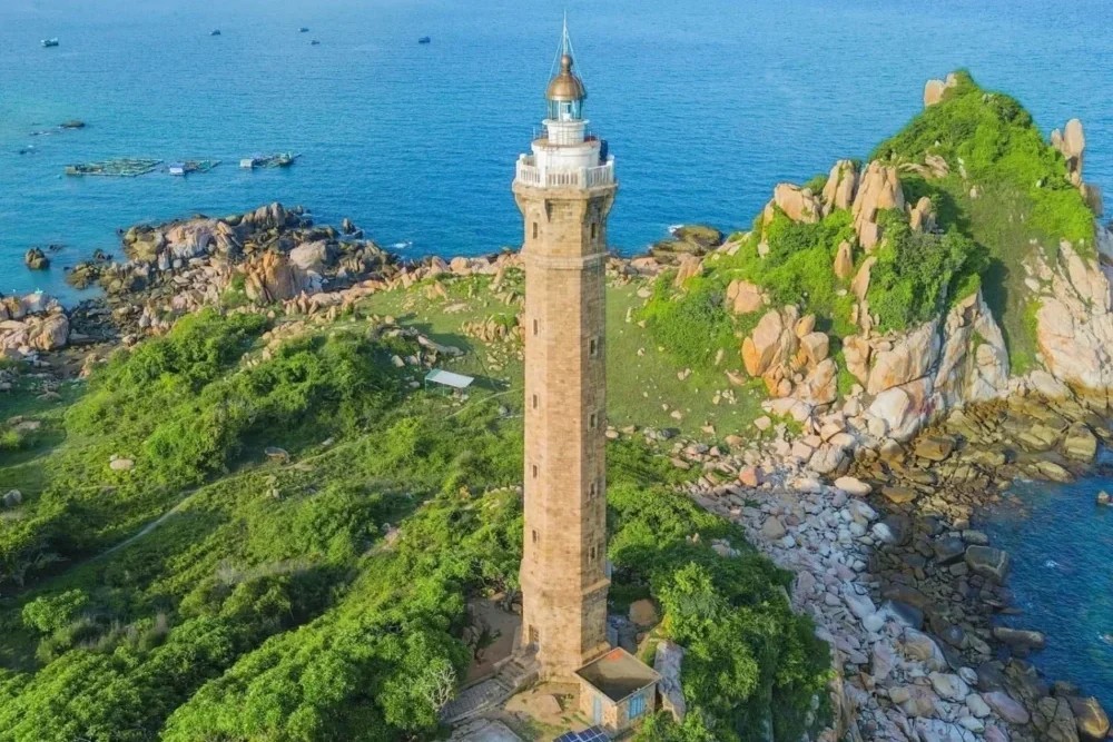 Le phare de Ke Ga entouré de végétation dense vu depuis les airs