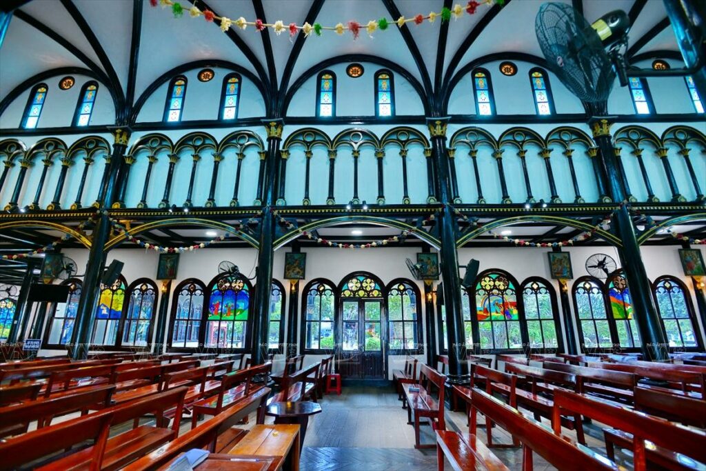 Galerie latérale en bois de l'église de Kon Tum