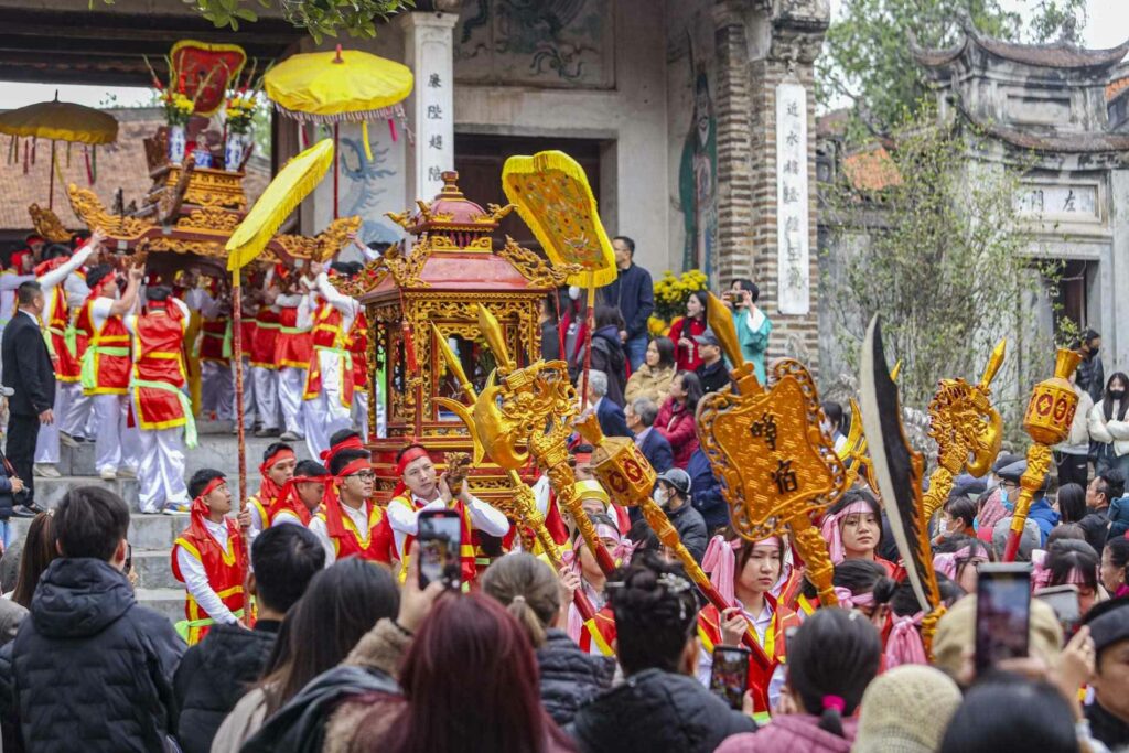 Porteurs d'armes traditionnelles lors de la fête de Co Loa