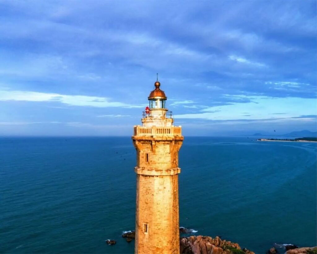 Sommet du phare de Ke Ga éclairé par la lumière du crépuscule