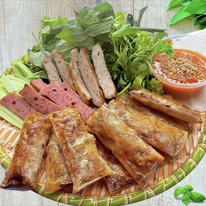 Cha lui de Ham Tan, rouleaux de viande grillés au charbon