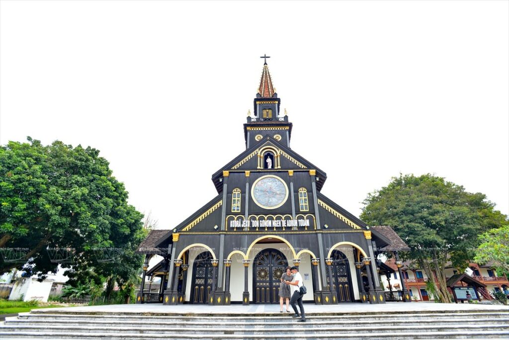 Vue d'ensemble de la façade de l'église en bois de Kon Tum