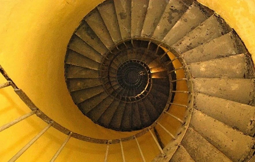 Escalier en colimaçon à l'intérieur du phare de Ke Ga