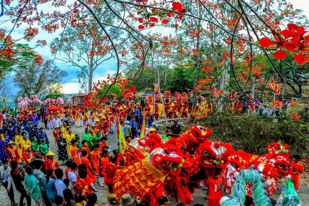 Danse du lion lors de la fête de Ba Chua Xu au mont Sam