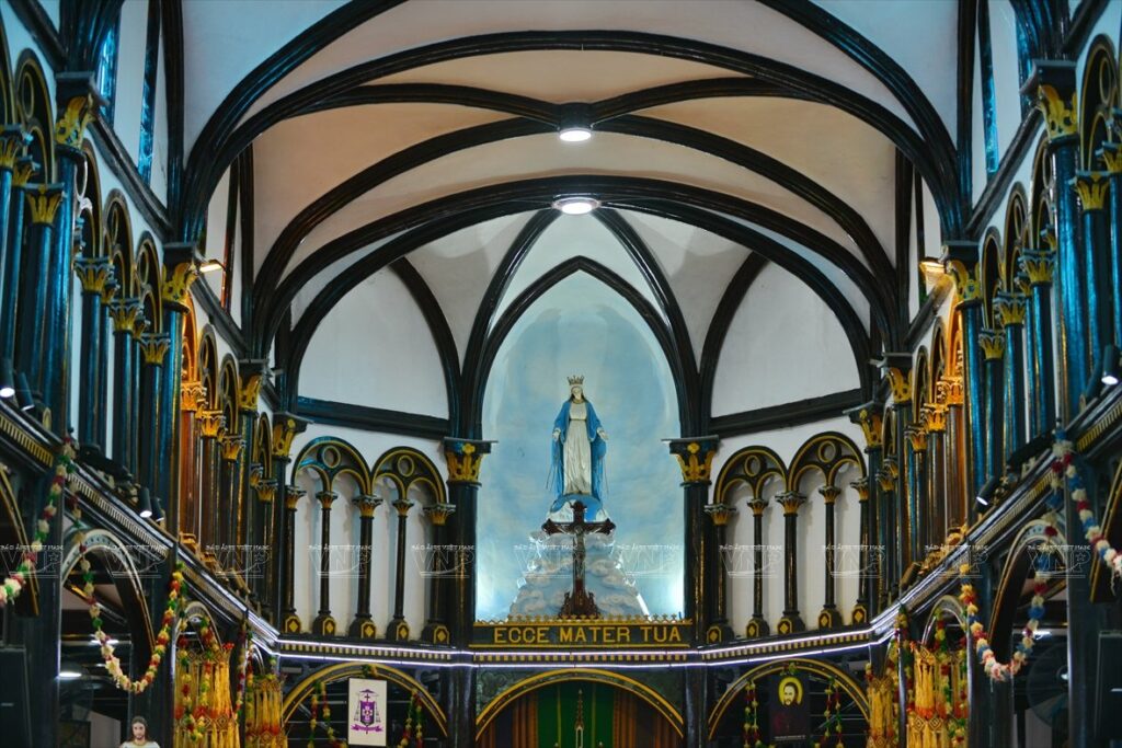 Arches intérieures et statue de la Vierge dans l'église en bois de Kon Tum