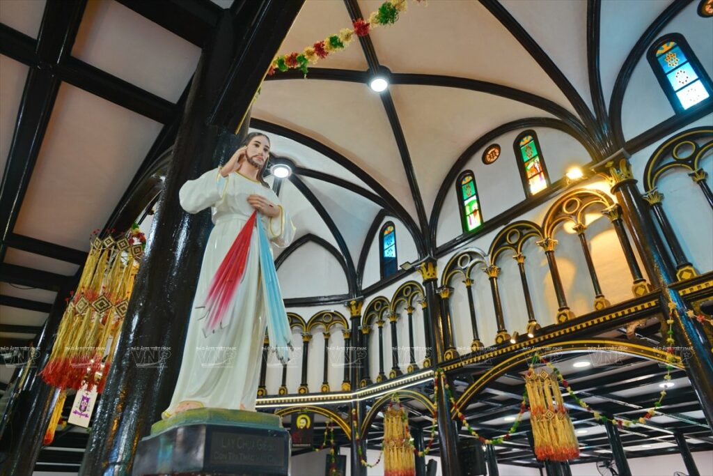 Statue du Christ miséricordieux dans l'église en bois de Kon Tum