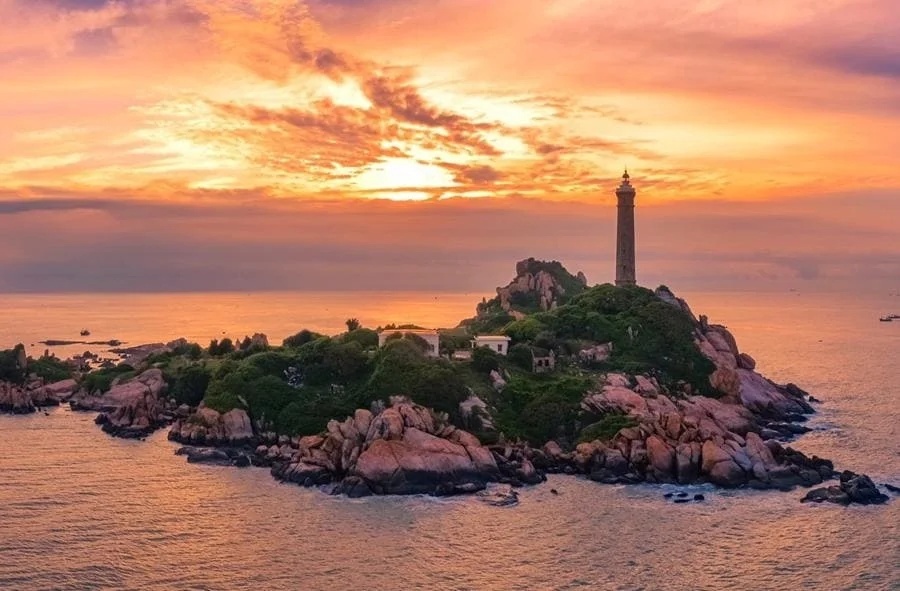 Lever de soleil sur le phare et l'îlot de Ke Ga