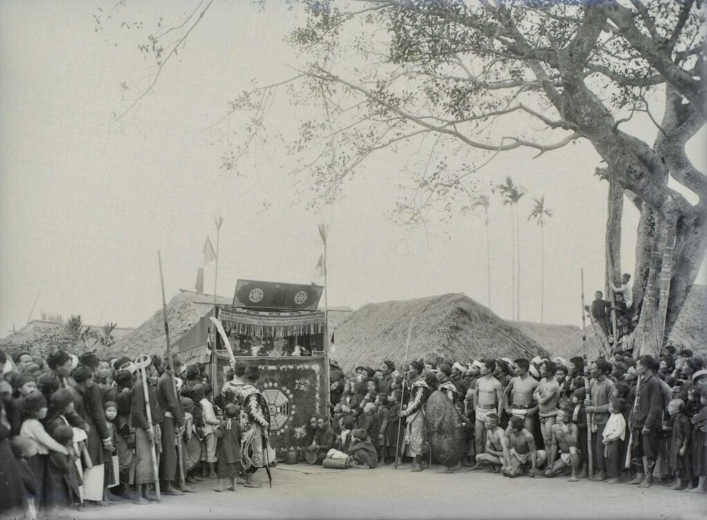 Photographie ancienne d'une cérémonie de fête de village au Vietnam
