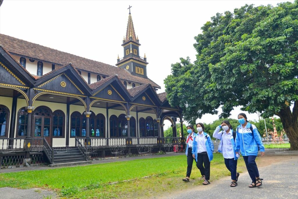 Galerie extérieure de l'église en bois de Kon Tum