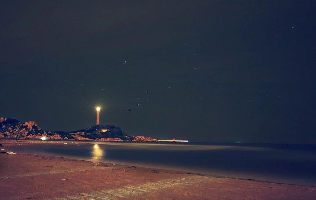 Le phare de Ke Ga illuminé de nuit sous un ciel étoilé