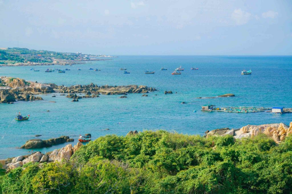 Vue depuis l'îlot du phare vers la côte et les bateaux de pêche