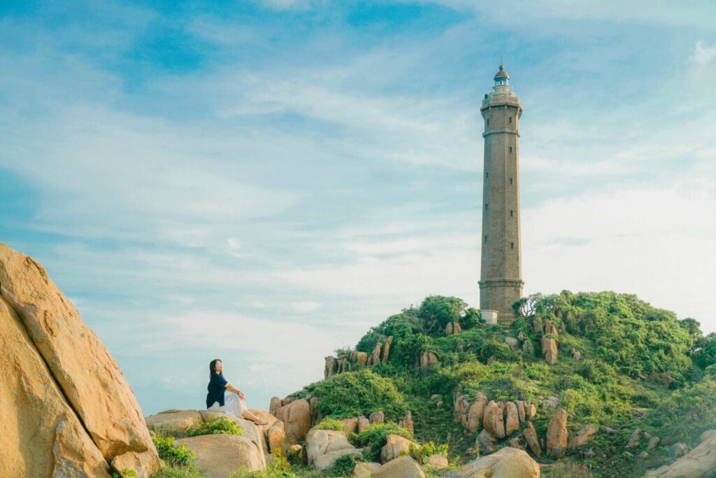 Sentier rocheux menant au phare de Ke Ga à travers les rochers de granite