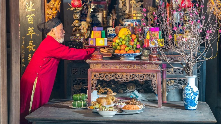 Banh chung placé sur l'autel familial parmi les offrandes du Têt