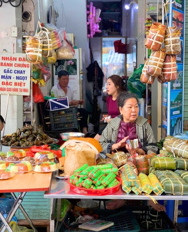 Banh chung fraîchement préparé, prêt à être dégusté en famille