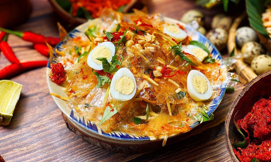 Banh trang tron, salade de galette de riz épicée de Ho Chi Minh-Ville