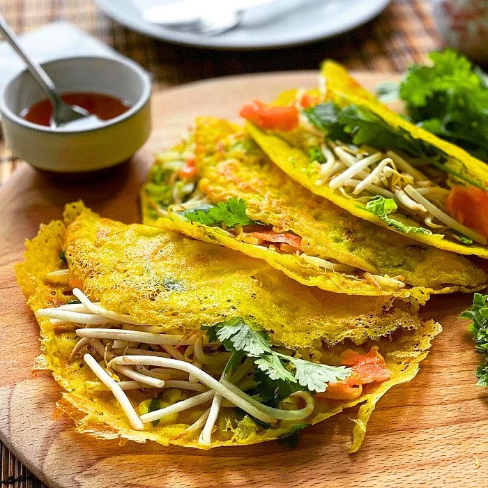Banh xeo, crêpe vietnamienne croustillante au curcuma et aux crevettes