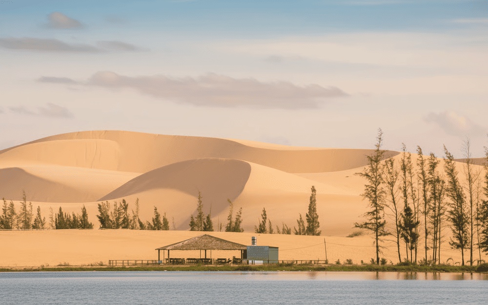 Un abri traditionnel au bord du lac, au pied des dunes blanches de Bau Trang